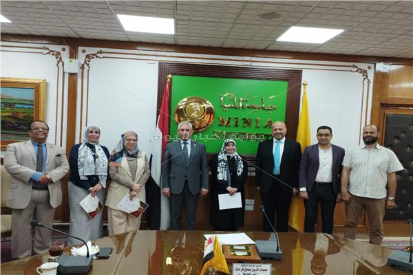 رئيس جامعة المنيا يكرم منسقي الاختبارات الإلكترونية لكليات القطاع الطبي