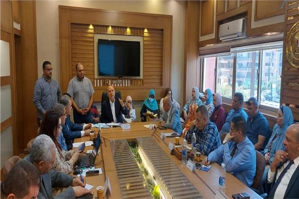 نائب محافظ القاهرة يناقش تقنين وضع منافذ بيع السلع