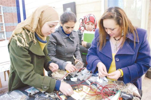 د. وهاد سمير مع بعض المتدربات فى المشروع