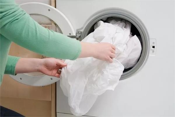 تنظيف ملاءات السرير وإزالة البقع المستعصية