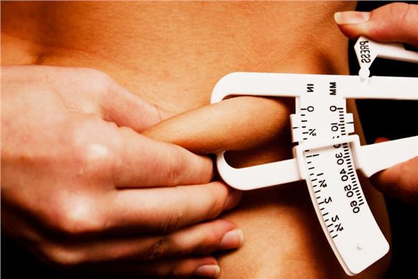 ابرزها انخفاض هرمون الاستروجين ..تعرف على سبب تراكم دهون البطن للنساء     