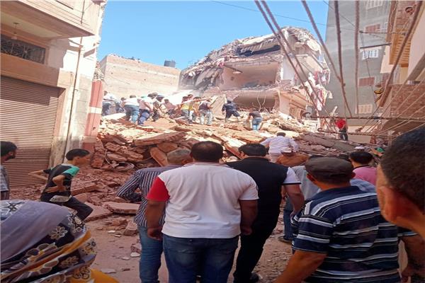 نقل 8 مصابين فى انهيار عقار رشيد للمستشفى للعلاج 