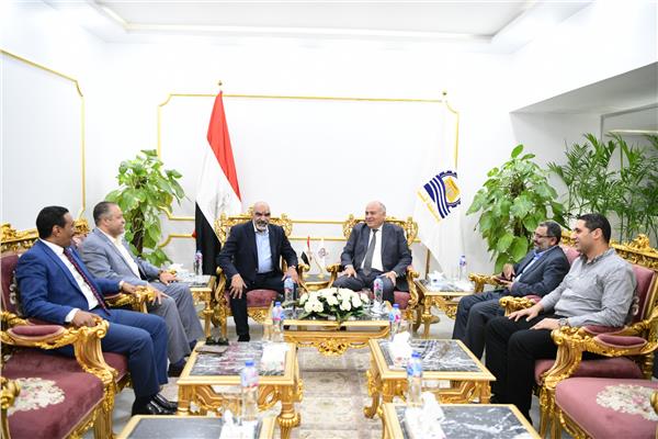 محافظ قنا يلتقي رئيس هيئة التأمين الصحى  بمكتبه