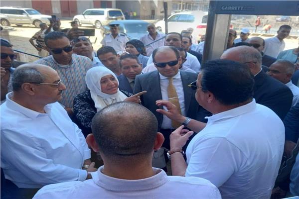 وزير الصحة يزور قنا وينهي أزمة مليون مواطن عمرها 8 سنوات 