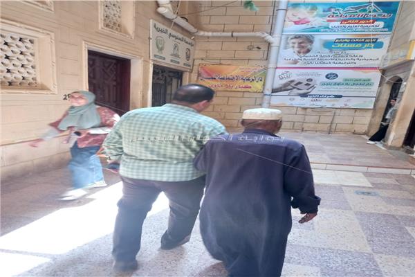بالصور التدخل السريع بتضامن الغربية ينقذ مسن من التشرد 