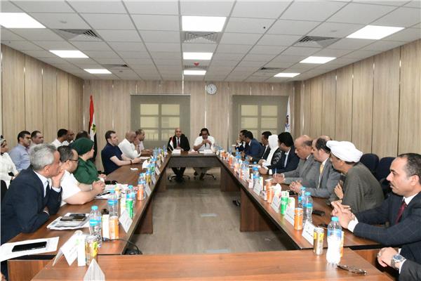  وزير الصحة ومحافظ قنا يعقدان اجتماعا مع أعضاء مجلسي النواب والشيوخ