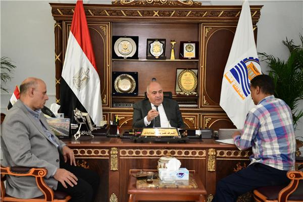 اللواء أشرف الداودى محافظ قنا وجانب من الأجتماع
