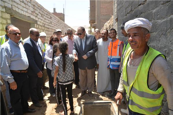 محافظ أسيوط يشهد بدء تشغيل وصلات الصرف الصحي المنزلية بقرية دير درنكة ودرنكة بمركز أسيوط  