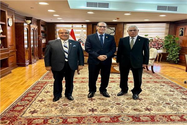 رئيس هيئة النيابة الإدارية خلال استقبالة  مساعدا وزير العدل للتفتيش القضائي وأبنية المحاكم