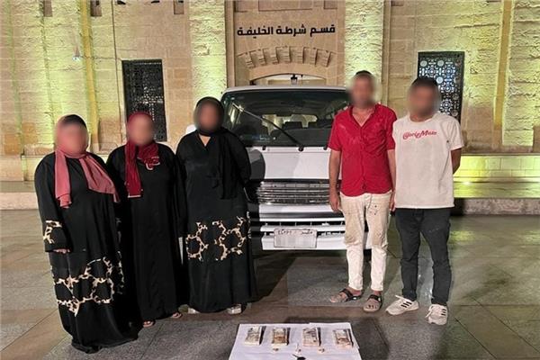 المتهمين وبحوزتهم المضبوطات