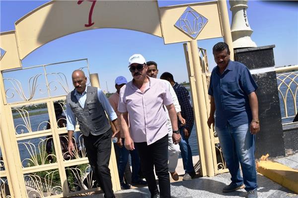 محافظ أسوان يتابع ميدانياً مشروعات تطوير وتجميل وإحلال وتجديد الممشى والمسار السياحي بإدفو 