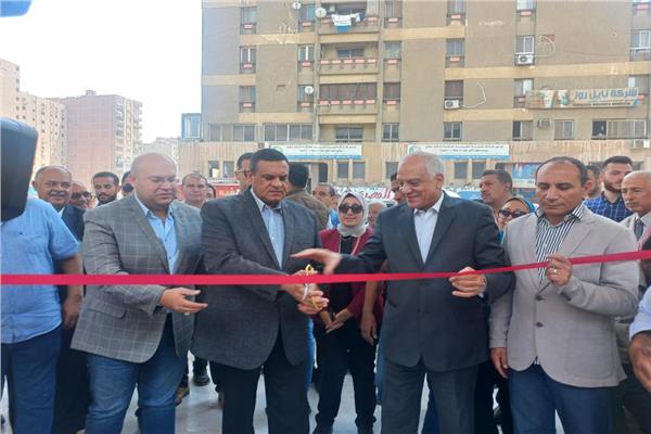  وزير التنمية المحلية أثناء افتتاح موقف سرفيس المريوطية الجديد 