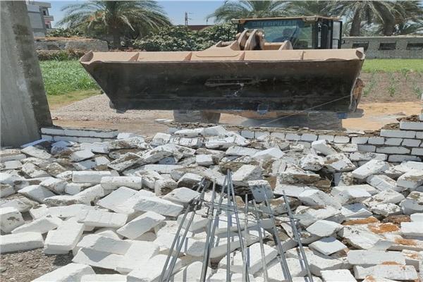 استرداد 303 أفدنة وإزالة 157 حالة تعد بالبناء على الأراضي الزراعية وأملاك الدولة بالمنيا