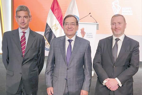 ■ الملا خلال لقائة مع ممثلى الشركات العالمية