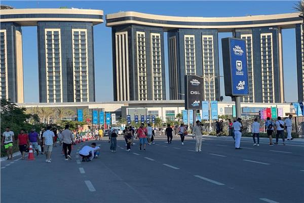 جمهور تامر حسني يتوافد على حفله في العالمين الجديدة