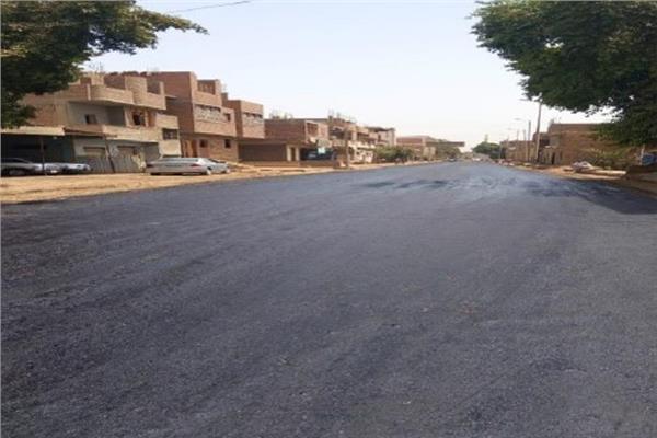 مواصلة الأعمال بمشروعات رصف الطرق إدفو/ القنادلة