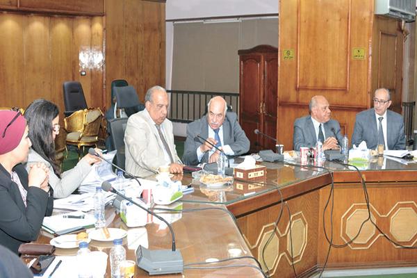 وزير قطاع الأعمال خلال اجتماع موسع مع قيادات الشركة القابضة للقطن والغزل والنسيج 