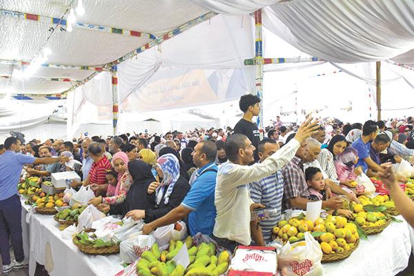 اقبال على الشراء خلال مهرجان المانجو