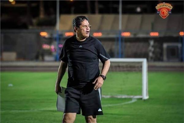 أيمن الرمادي المدير الفني للفريق الأول لكرة القدم بنادي سيراميكا كليوباترا