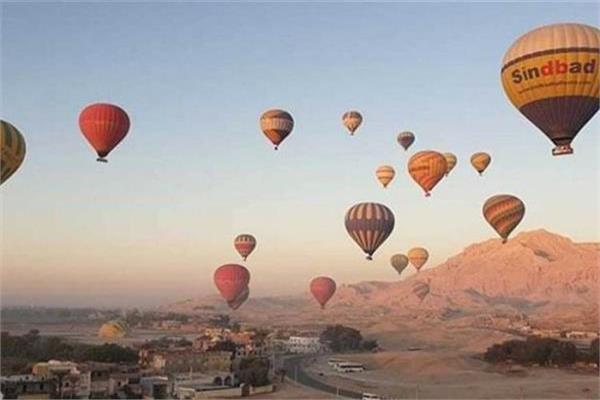 25 رحلة بالون طائرعلي متنها 375 سائحا من مختلف الجنسيات العالمية في نزهة ترفيهية بسماء الأقصر