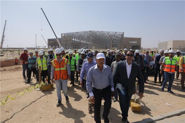 الفريق مهندس كامل الوزير خلال جولة تفقدية لمتابعة مشروع مونوريل غرب النيل