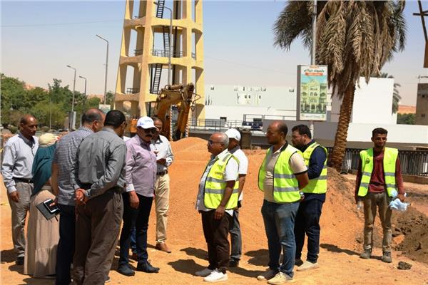 اللواء أشرف عطية محافظ أسوان خلال جولاته الميدانية 