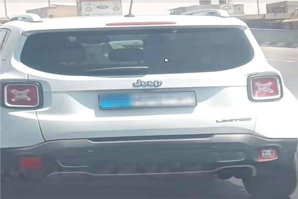 بالتلاعب باللوحات المرورية الخاصة بالسيارة