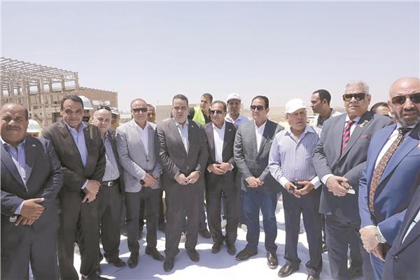 كامل الوزير وعلاء عابد والنواب خلال تفقدهم مونوريل غرب النيل