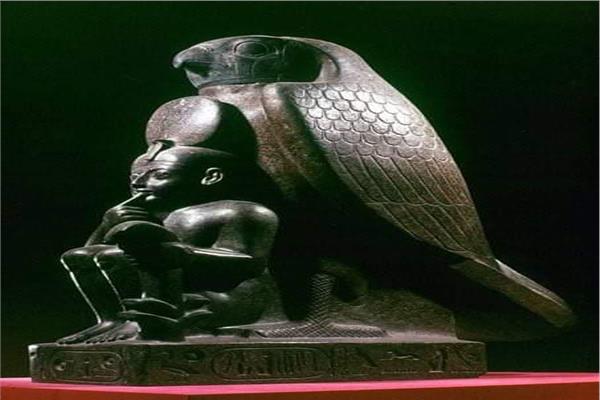  تمثال رمسيس الثاني طفلا مع المعبود «حورون» بالمتحف المصري