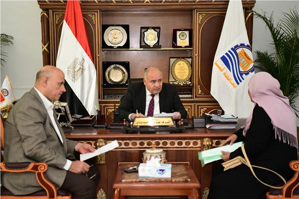 محافظ قنا أثناء استقباله المواطنين