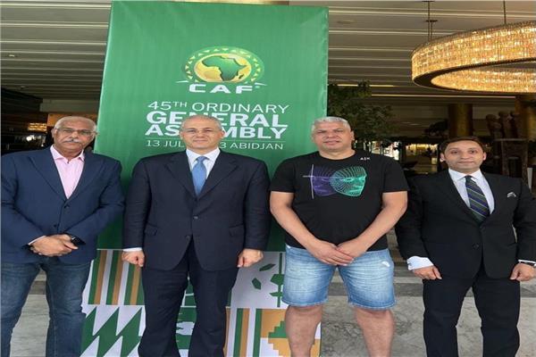 وائل بدوي سفير مصر لدي كوت ديفوار وجمال علام رئيس الاتحاد المصرى لكرة القدم واللاعب وائل جمعة 