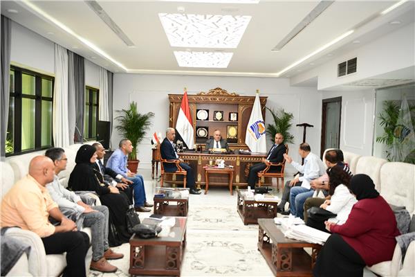محافظ قنا : تبسيط إجراءات التراخيص وتذليل العقبات لأصحاب المحال التجارية 