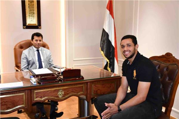 وزير الرياضة مع مصطفي عسل بطل العالم في الاسكواش 