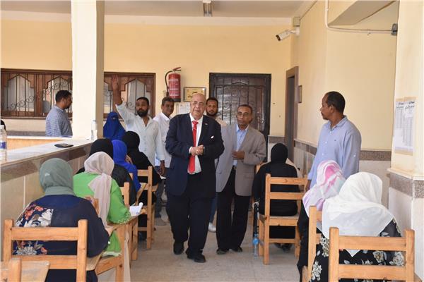 رئيس جامعة الأقصر يتفقد امتحانات الدبلومة التربوية