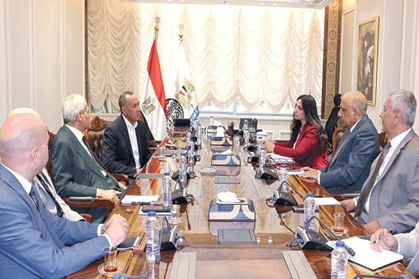 ■  وزير قطاع الأعمال العام خلال اللقاء مع رئيس هيئة الشراء الموحد