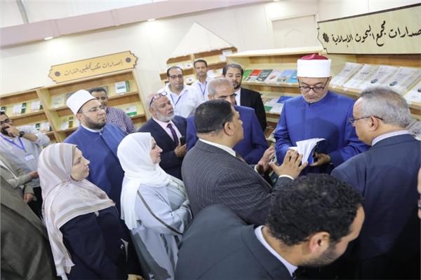 الدكتور نظير عياد أثناء تفقده جناح الأزهر الشريف بمعرض مكتبة الإسكندرية الدولي للكتاب