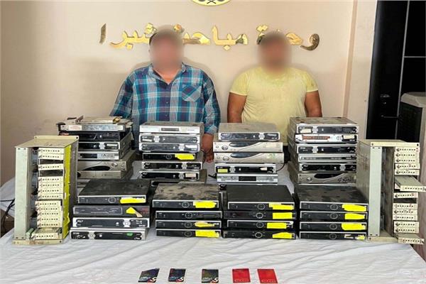 المتهمين وبحوزتهما المضبوطات