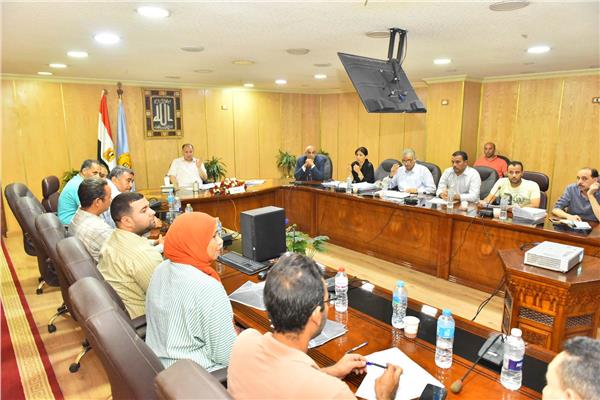 محافظ أسيوط خلال الاجتماع