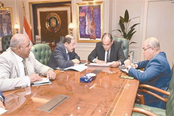 وزير التجارة والصناعة يبحث تطورات المشروع