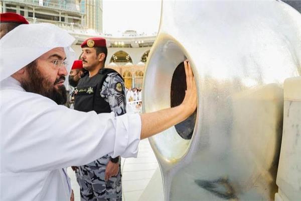 شؤون الحرمين تُطَيِّبُ الحجرَ الأسودَ  