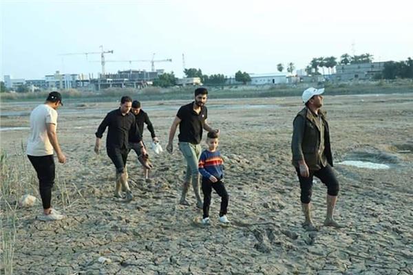 عراقيون يعبرون نهر دجلة سيراً على الأقدام