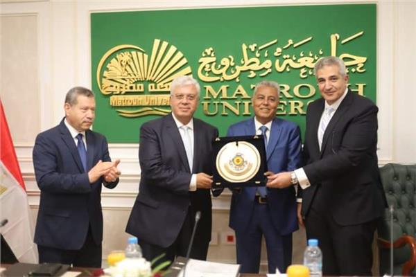 وزير التعليم العالي يكرم رئيس جامعة جنوب الوادي على جهوده