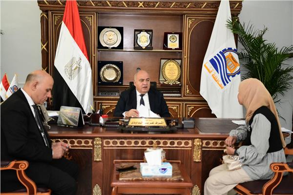 اللواء أشرف الداودى محافظ قنا خلال لقائه بالمواطنين 