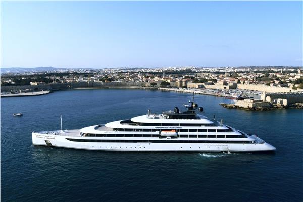 اليخت "Emerald Sakara"