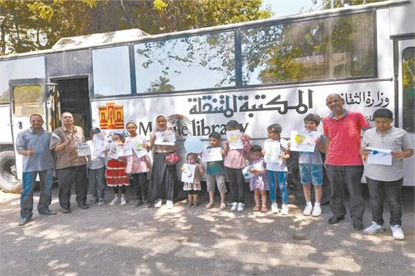 الأطفال والنشء يجدون فى المكتبات المتنقلة متنفساً لإشباع هوايتهم