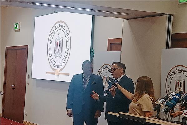 سفير كازاخستان يهدي وزير السياحة والاثار هدية دولية