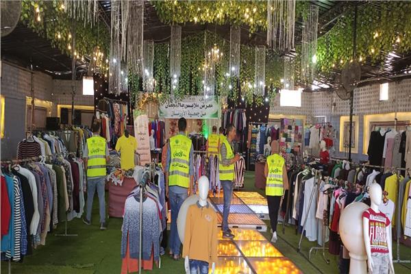 معرض لتوزيع الملابس الجديدة
