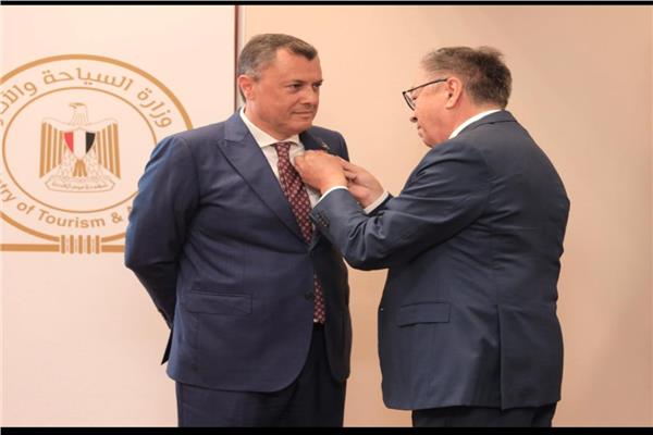 أحمد عيسي وزير السياحة والآثار أثناء تقليده أعلى وسام في دولة كازاخستان