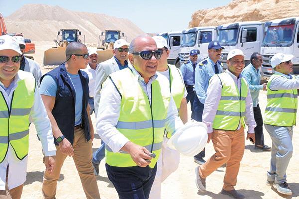 ■ وزير قطاع الأعمال أثناء تفقد مناجم ومعامل الشركة فى أسوان