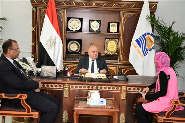 اللواء أشرف الداودى محافظ قنا خلال لقائه بالمواطنين 